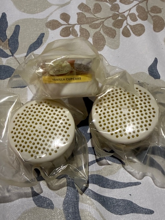 Yankee Candle Other - Yankee Candle Vanilla Cupcake Pods - Cream & Gold